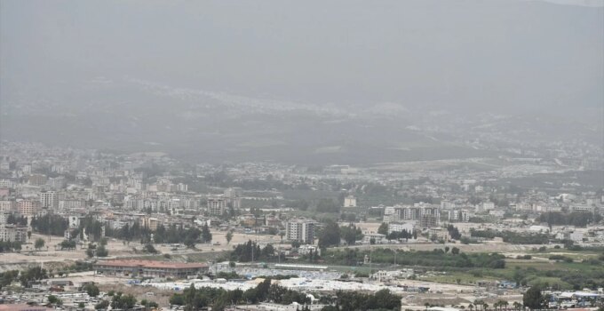 Hatay’da Kuzey Afrika kaynaklı toz taşınımı nedeniyle görüş mesafesi ve hava kalitesi düştü